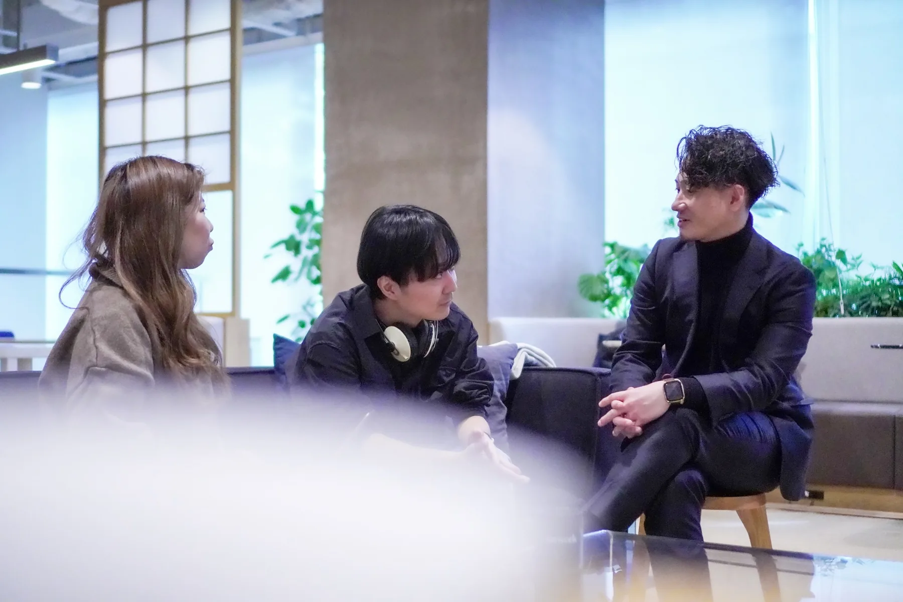 3人で意見を交わすCoachersのメンバー