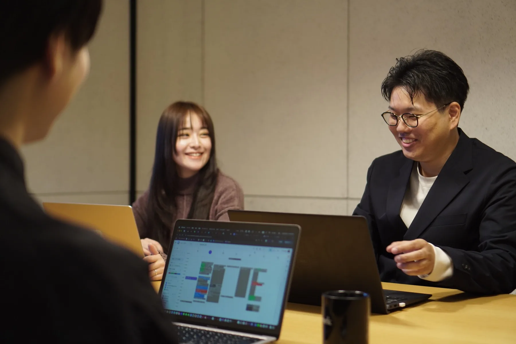 対話しながら仕事を進めるCoachersのメンバー
