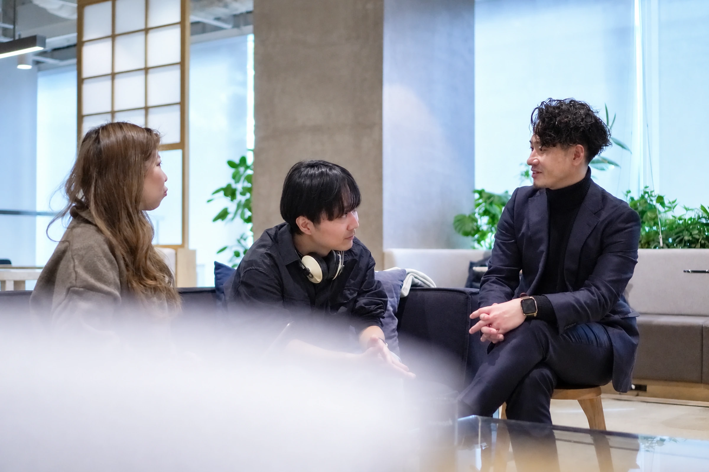 ソファで対話するCoachersのメンバー
